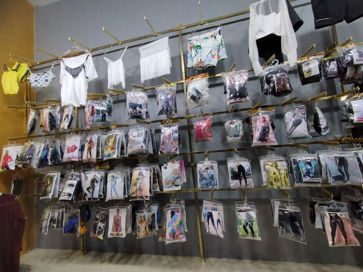 واگذار دکور جنس و مغازه مجتمع فردوسی زنانه|لباس|فیروزآباد (فارس), |دیوار