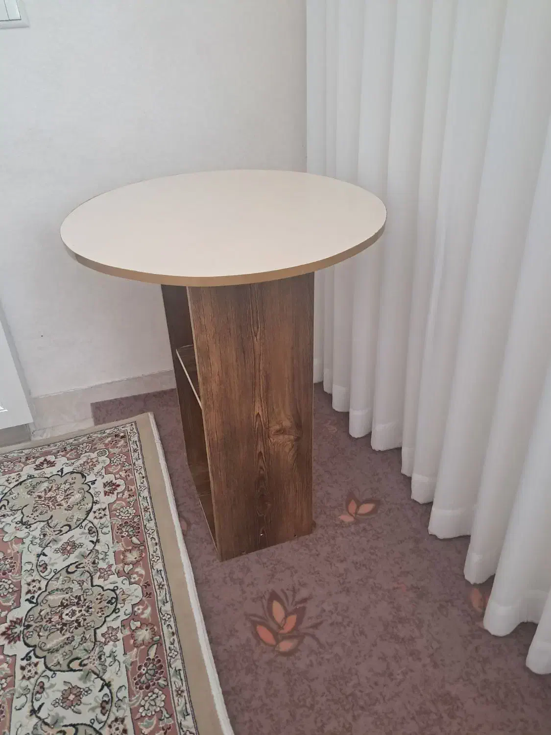 میز خاطره|میز تلفن|مشهد, کارمندان دوم|دیوار