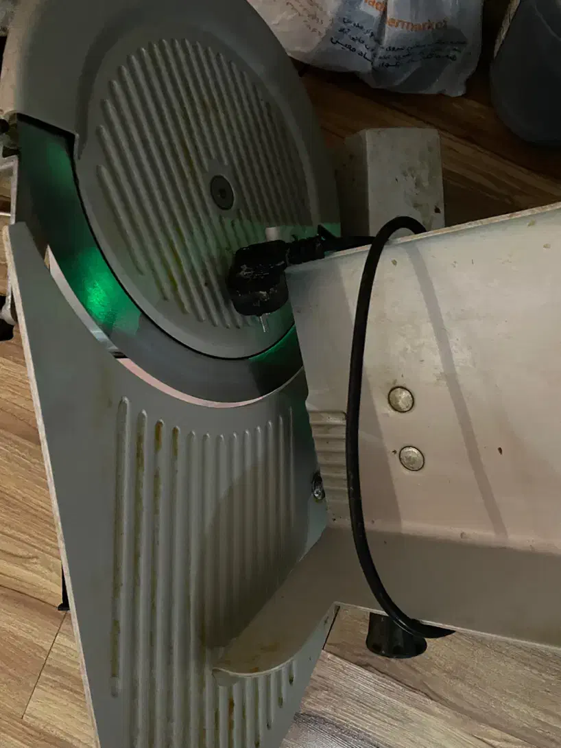 کالباس بر تیغه ۲۷.۵ محک|کافی‌شاپ و رستوران|رشت, منظریه|دیوار