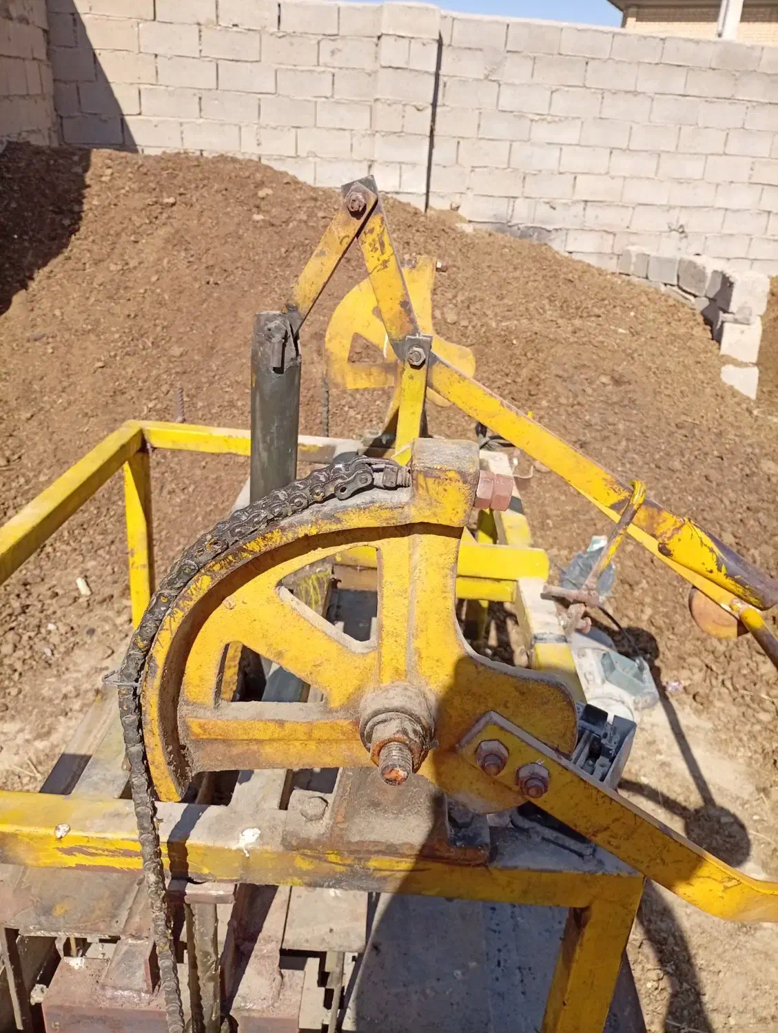 یک دستگاه بلوک زن درحدنو تازه تنظیم شده|ماشینآلات صنعتی|چهاربرج, |دیوار