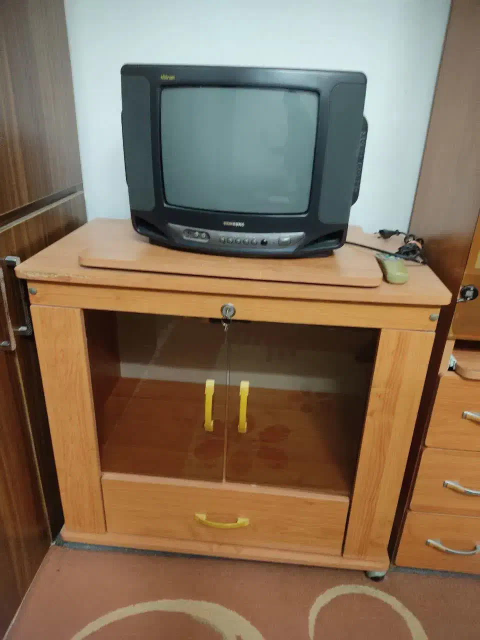 میز ، تلویزیون ۱۴ اینچ تمیز|میز تلویزیون|گنبد کاووس, |دیوار