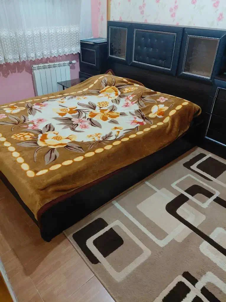 تخت‌خواب‌دو‌نفره‌همراه‌باپاتختی‌ومیز‌ارایش|تخت و سرویس خواب|لاهیجان, فیاض|دیوار