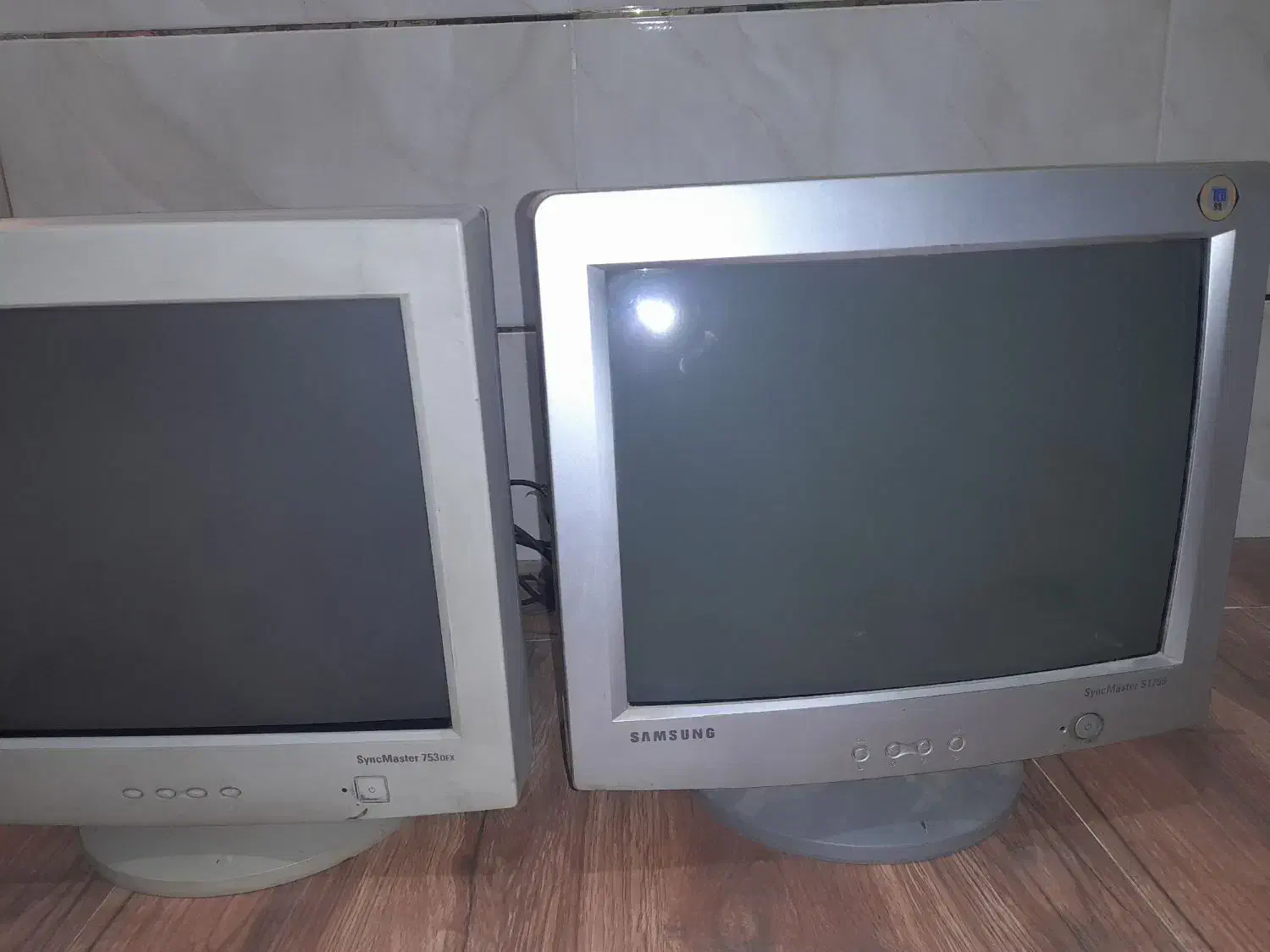 مانیتور سالم تمیز آبپخش|قطعات و لوازم جانبی رایانه|آبپخش, |دیوار