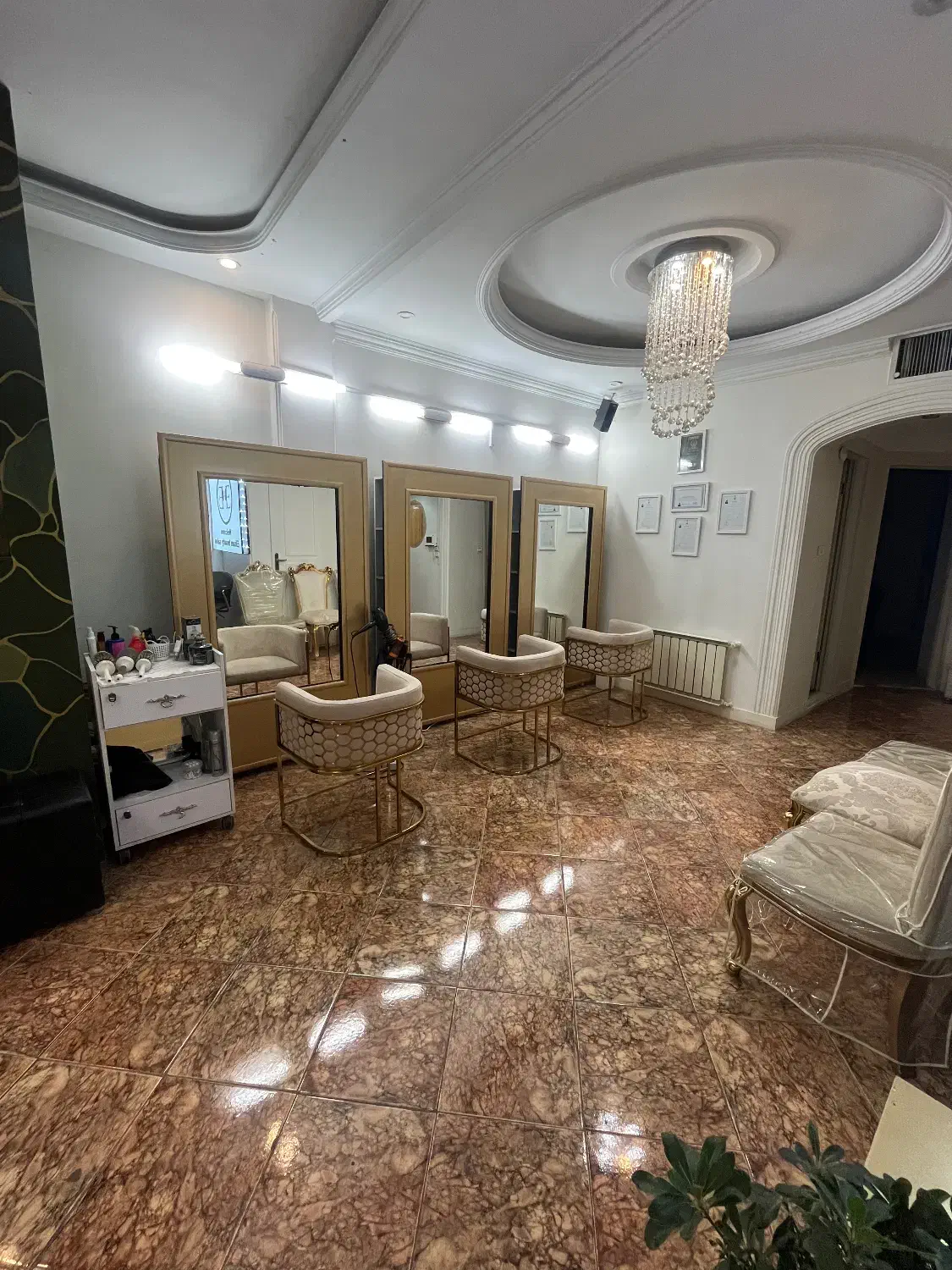 همکاری یا اجاره اتاق ومیزبه ناخنکار و مژه کارولنجک|استخدام درمانی، زیبایی، بهداشتی|تهران, اوین|دیوار