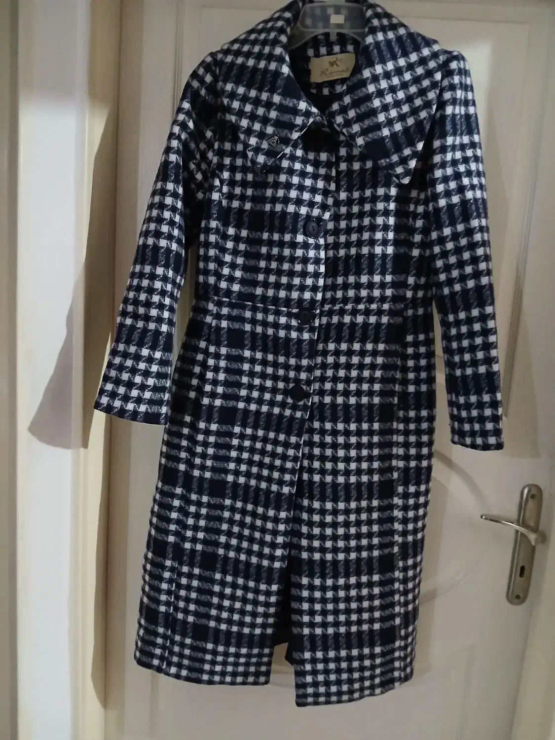 سه تا پالتو نو وپوشیده نشده|لباس|آفتاب, |دیوار