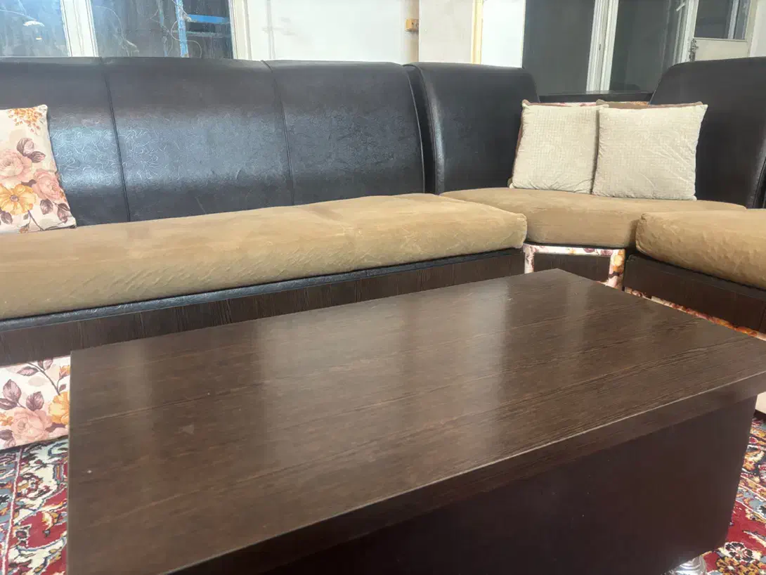 مبل ال ۷ نفره چرمی و ۲ میز جلو مبلی و ۲ کشو|مبلمان خانگی و میز عسلی|مشهد, هنرستان|دیوار