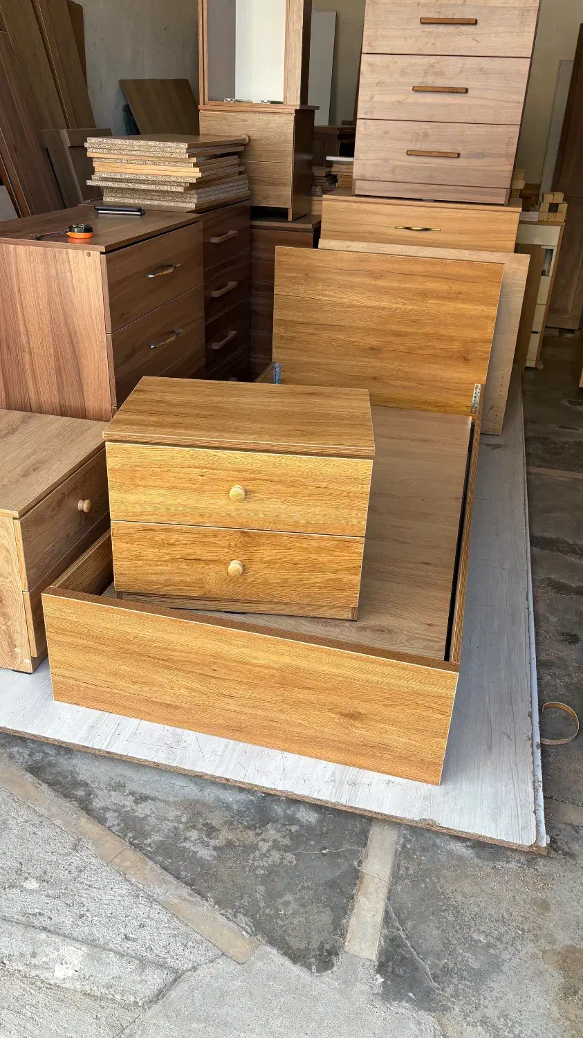 تخت یک نفره به همراه پاتختی دو کشو|تخت و سرویس خواب|تنکابن, |دیوار