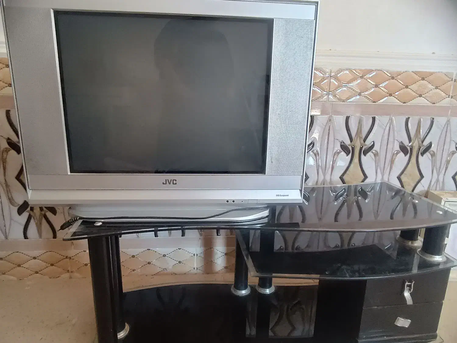 تلویزیون با میز تمیز بدون هیچ عیب|تلویزیون و پروژکتور|شادگان, |دیوار