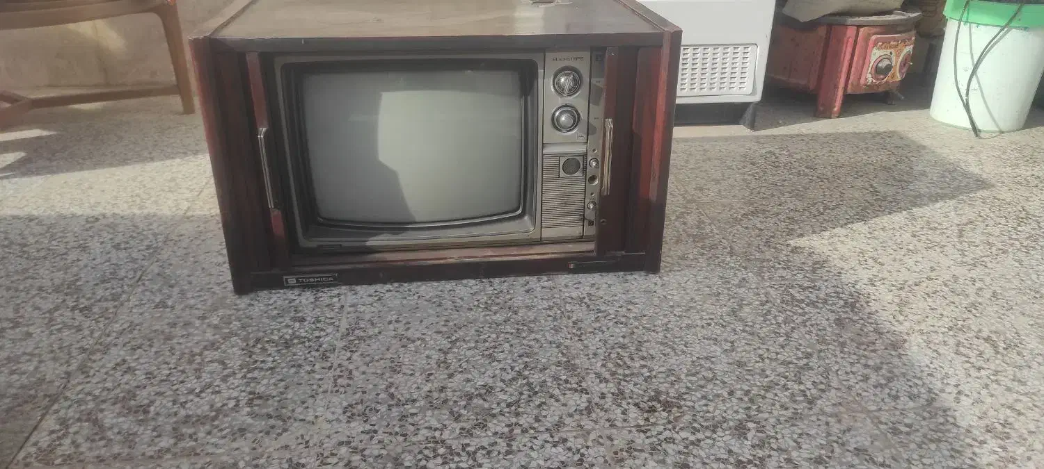 تلوزیون قدیمی|کلکسیون اشیاء عتیقه|زرقان, |دیوار