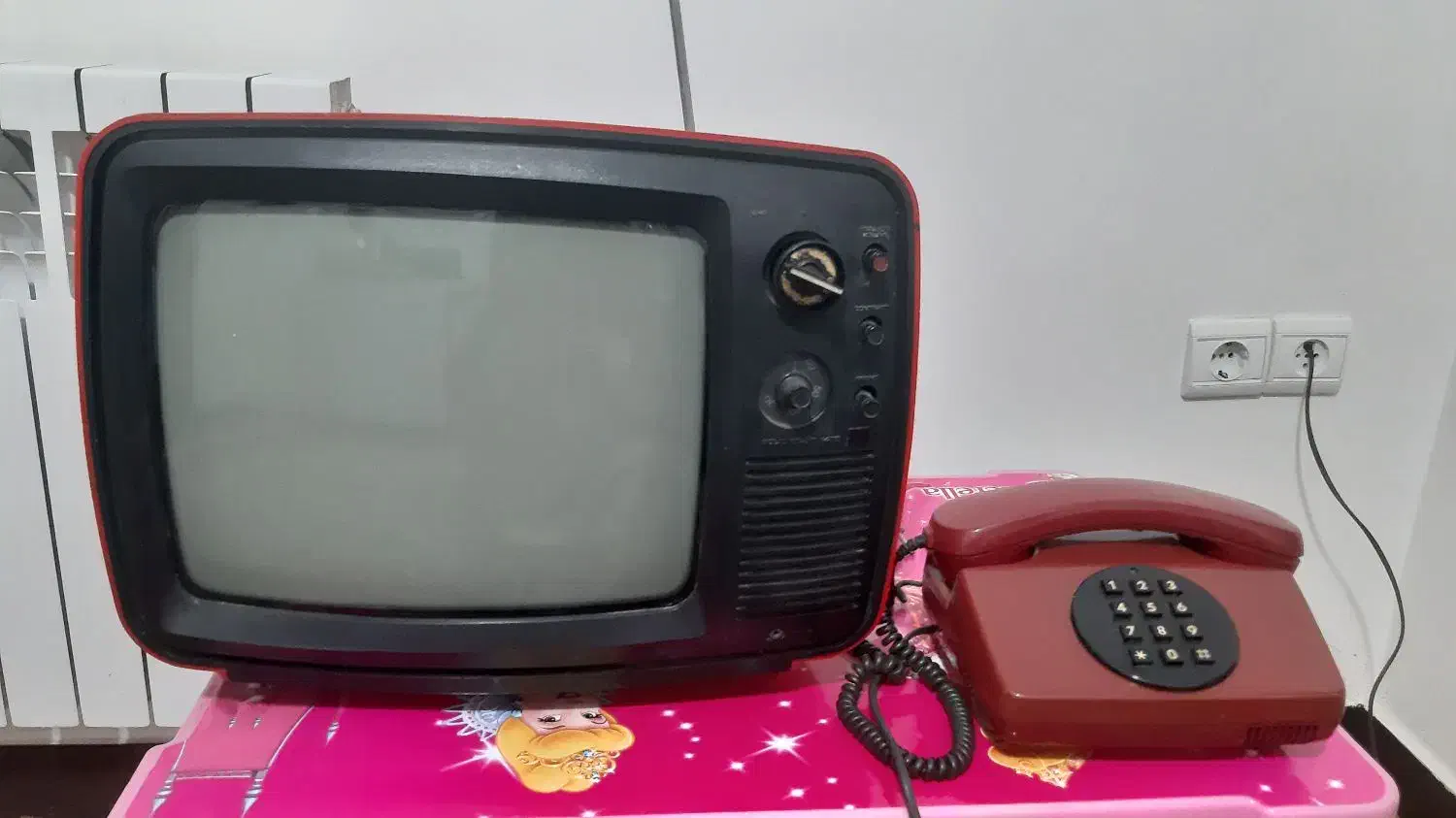 تلوزیون و تلفن قدیمی|کلکسیون اشیاء عتیقه|ساری, |دیوار