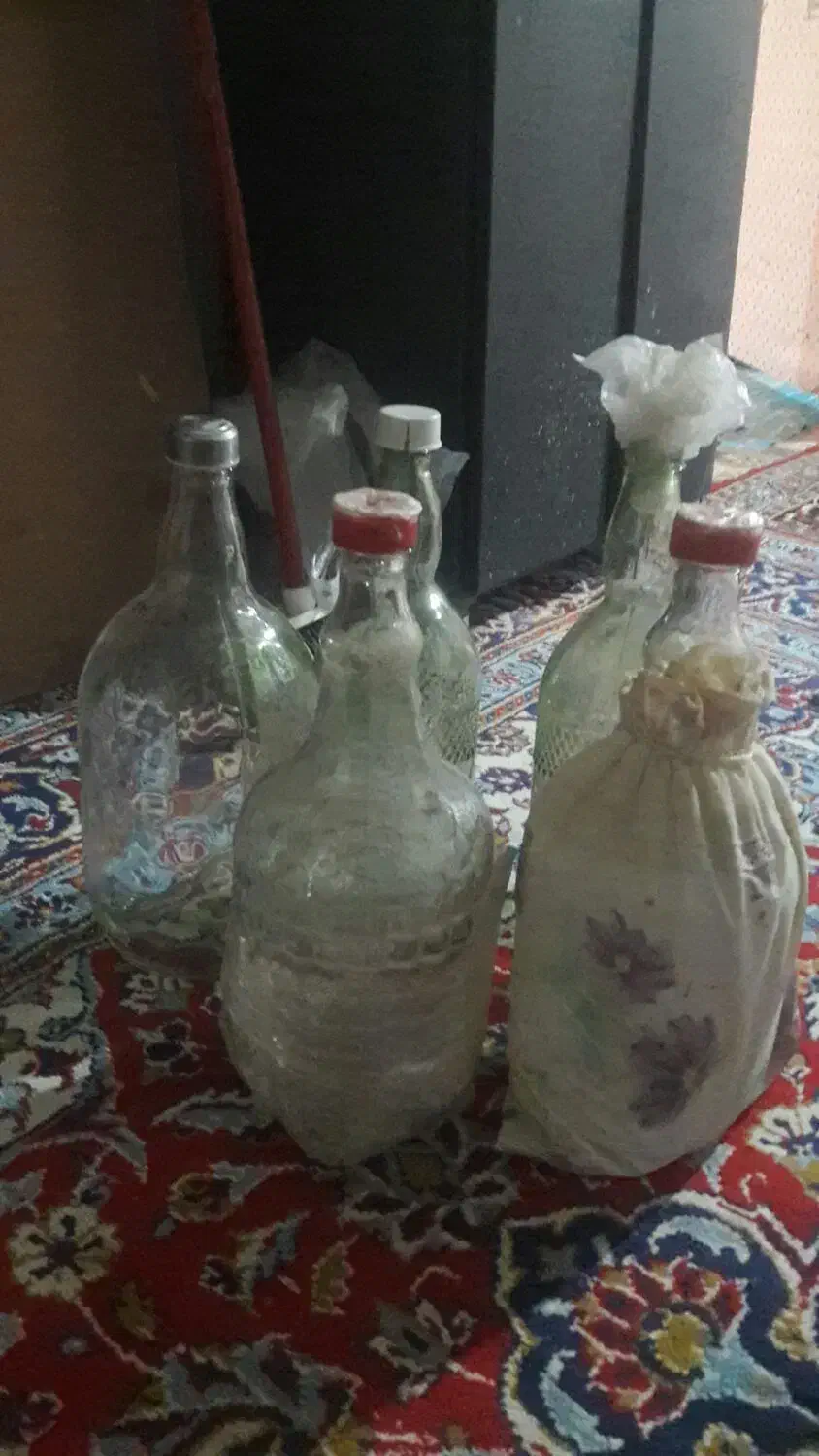 بطری آبلیمو و آبغوره|ظروف نگهدارنده، پلاستیکی، یک‌بارمصرف|صحنه, |دیوار