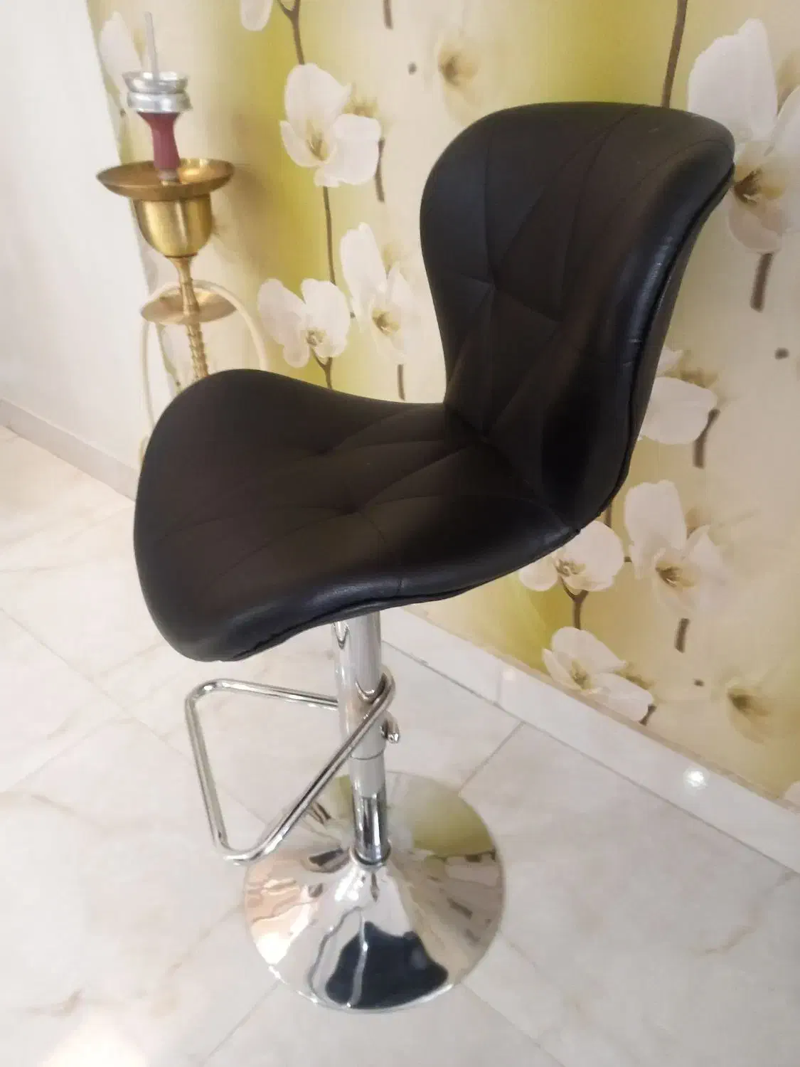 یک صندلی اپن نو چرم  ویک عدد صندلی اپن فرفورژه|صندلی و نیمکت|شیراز, قدوسی شرقی|دیوار