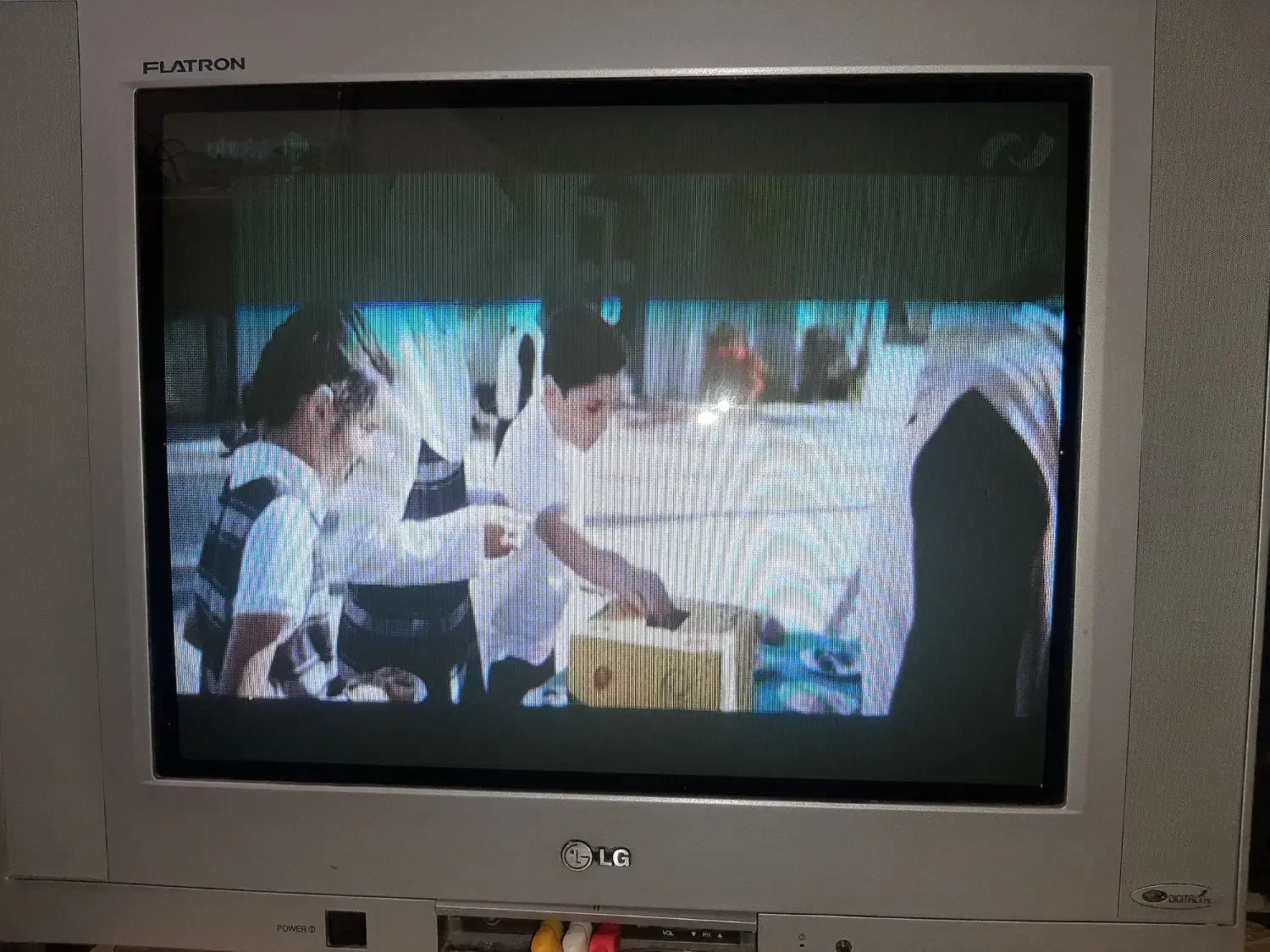 تلویزیون لامپی قدیمی فلت LG|تلویزیون و پروژکتور|اندیشه, اندیشه فاز ۱|دیوار