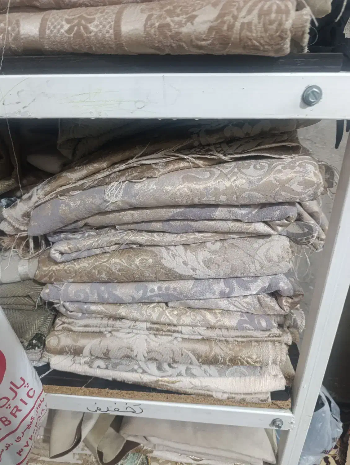 پارچه مبلی متری و کیلویی موجود است|لوازم خیاطی و بافتنی|قم, شهر قائم|دیوار