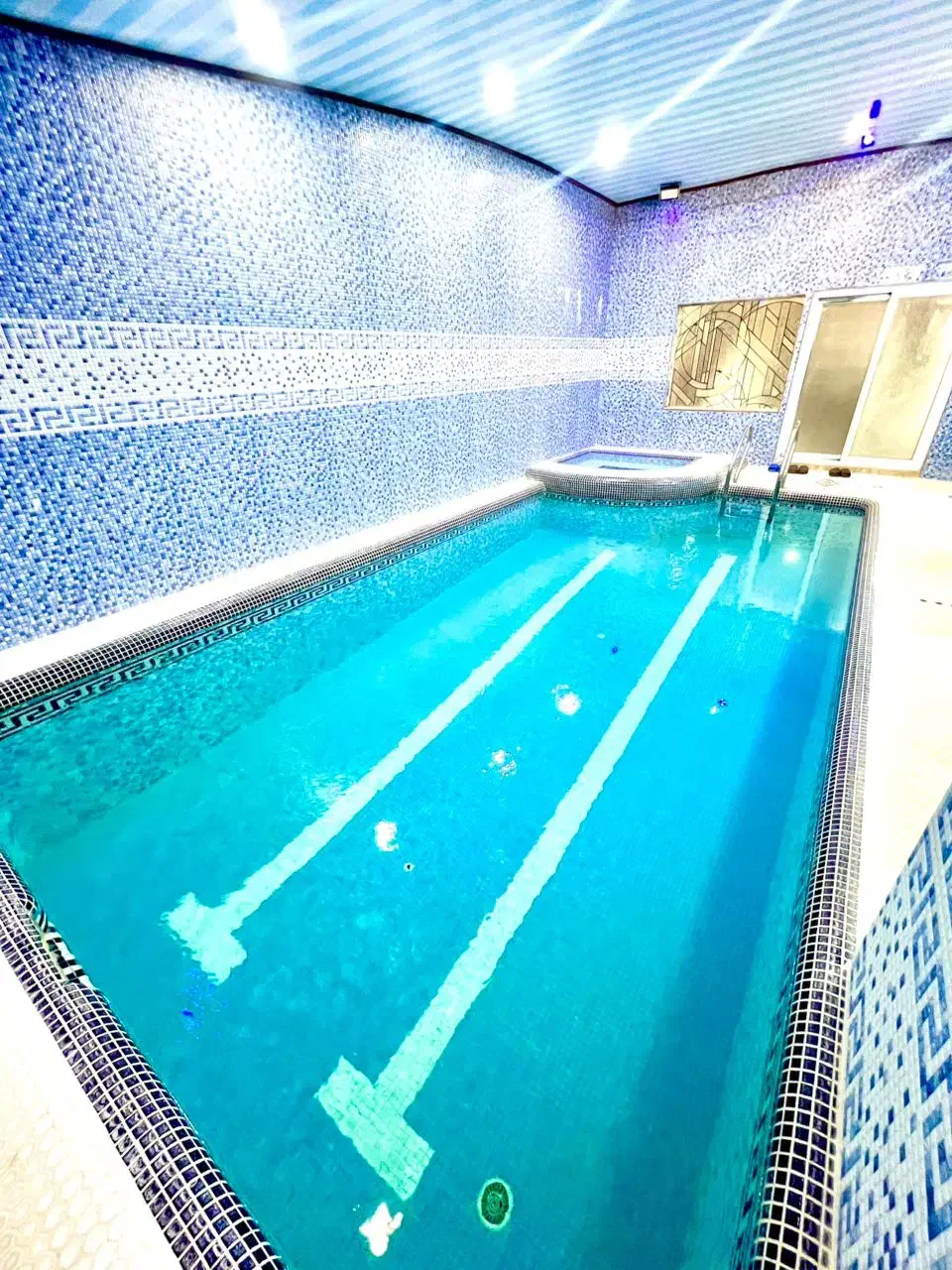 اجاره روزانه/هفتگی ویلای استخردار ساحلی سرخرود|اجارهٔ کوتاهمدت ویلا و باغ|سرخرود, |دیوار