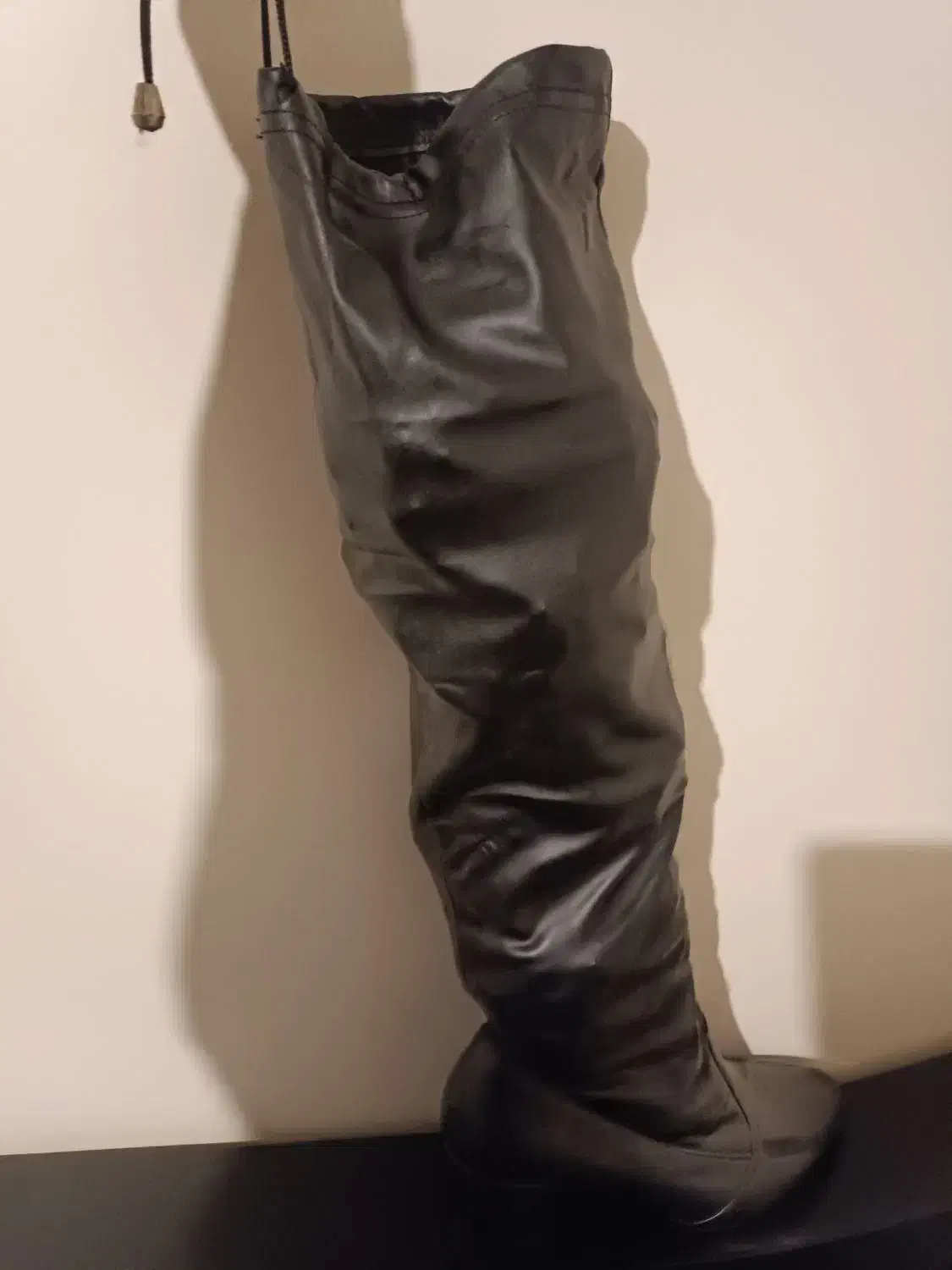 پوتین ساق دار|کیف، کفش، کمربند|ری, شهید غیوری (ابن باویه)|دیوار