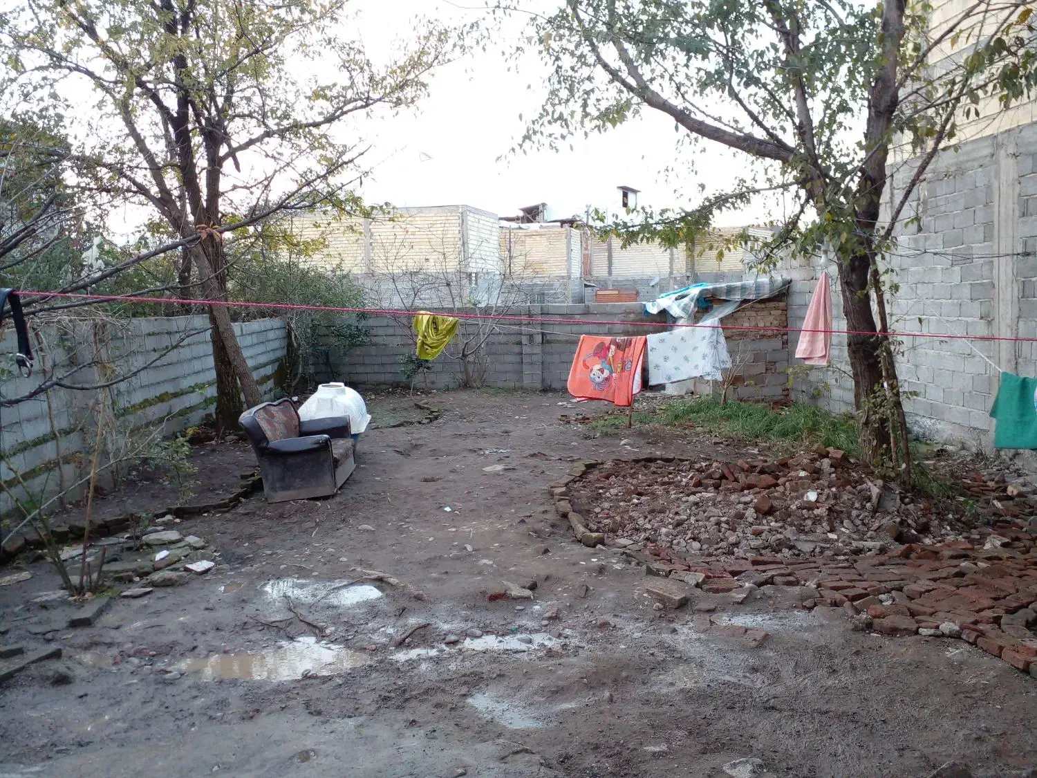 یک زمین 220 متری داخل یک اتاق 20 متری دور دیوار|اجارهٔ خانه و ویلا|رشت, جماران|دیوار