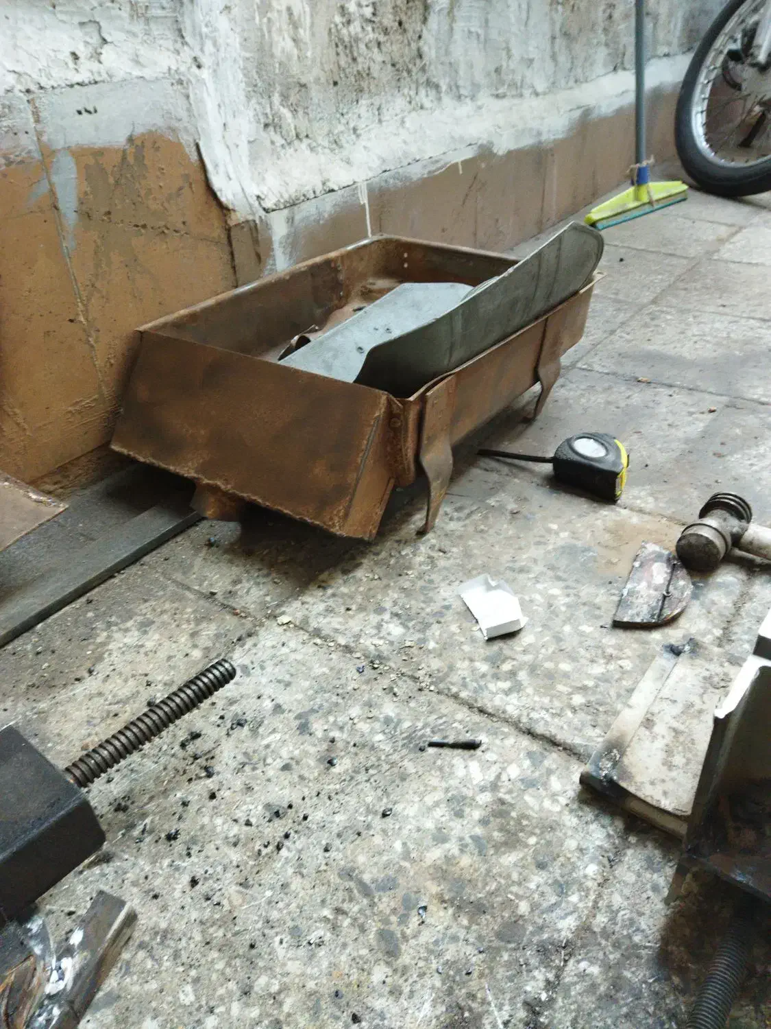 منقل بسیار زخیم|کلکسیون اشیاء عتیقه|اهواز, منبع اب|دیوار