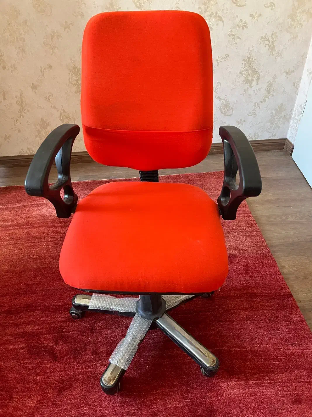 صندلی پشت میز|صندلی و نیمکت|شیراز, ارم|دیوار