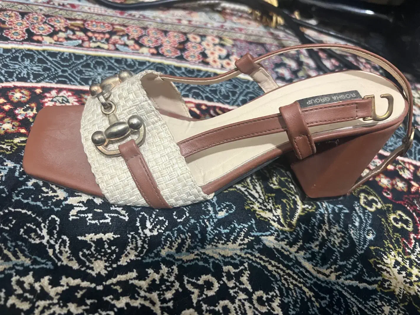 کفش|کیف، کفش، کمربند|قلعه قاضی, |دیوار