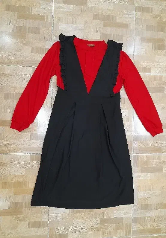 .تعدادی لباس|لباس|رشت, دباغیان|دیوار