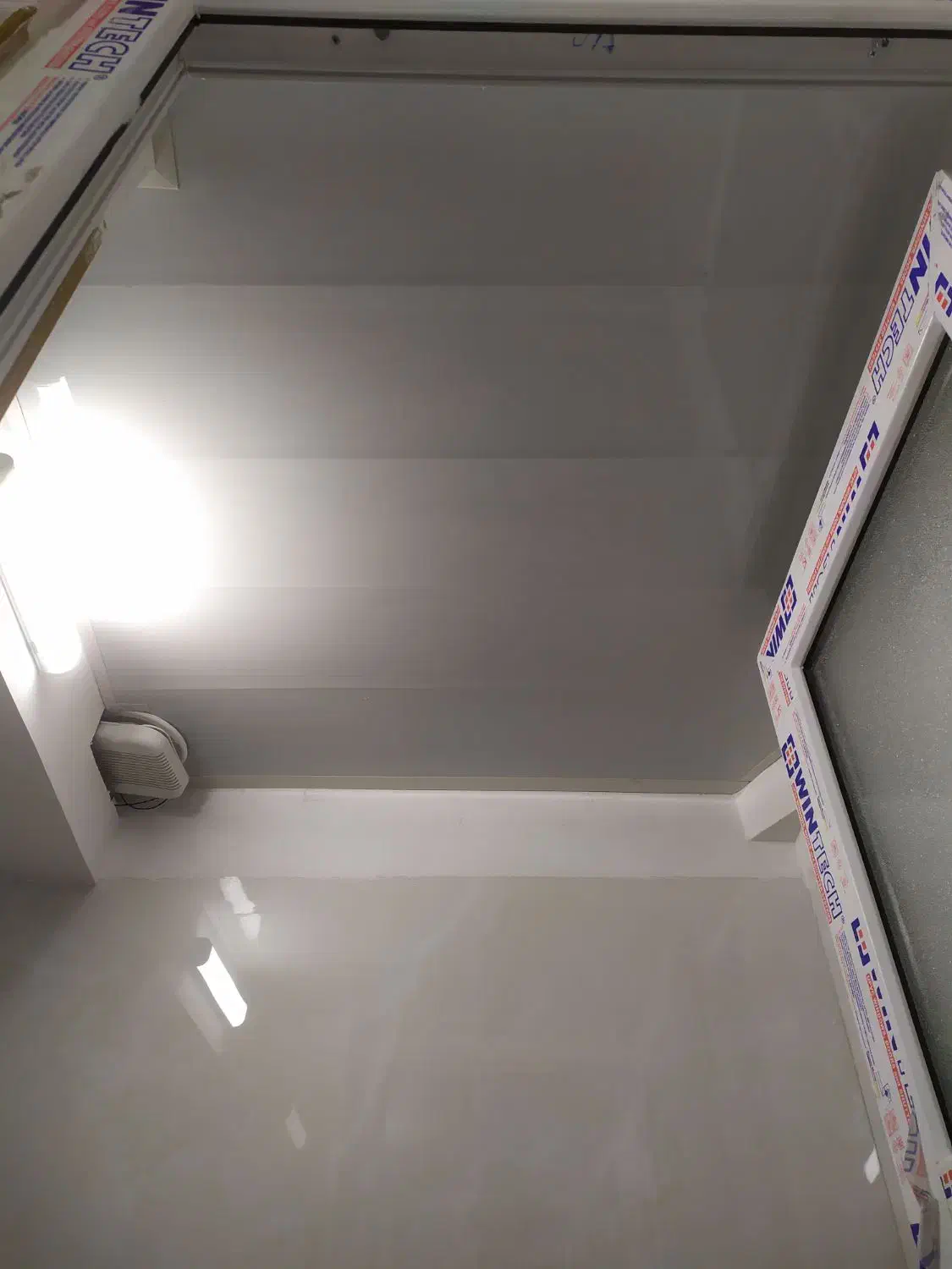 نصاب دکوراسیون قرنیز دیوارپوش بین کابینتی تیوی وال|خدمات پیشه و مهارت|همدان, |دیوار