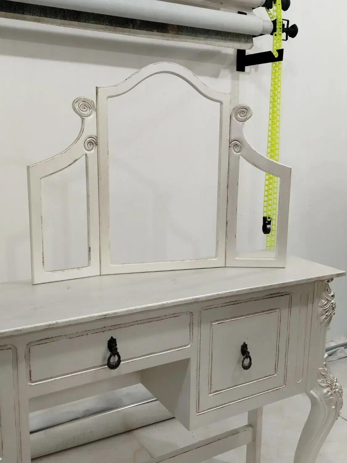 دکور  میز کلاسیک|کلکسیون اشیاء عتیقه|اهواز, زیتون کارگری|دیوار