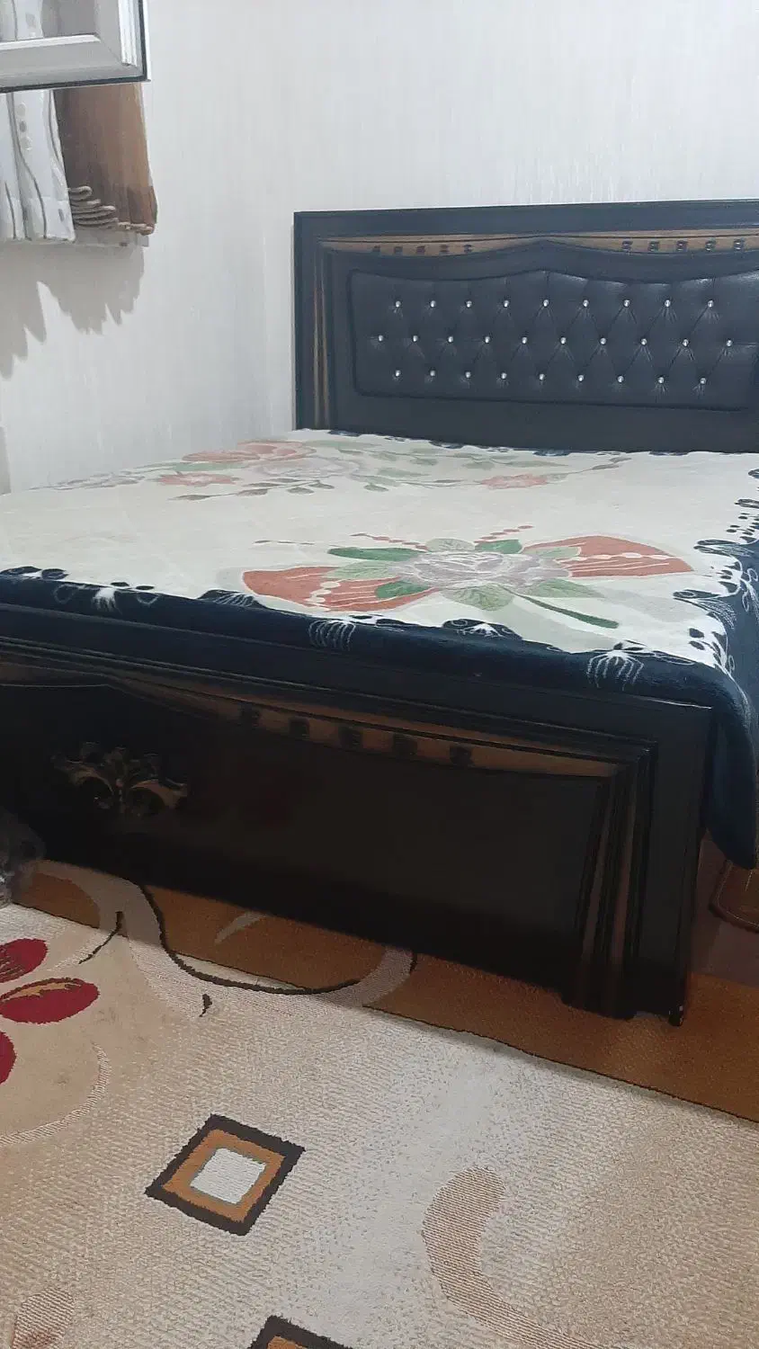 تخت دو نفر میز آرایش|تخت و سرویس خواب|کاشان, شهرک خاتم الانبیا (مسکن ملی کاشان)|دیوار