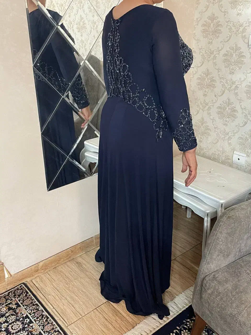 لباس مجلسی|لباس|لاهیجان, لیالستان|دیوار