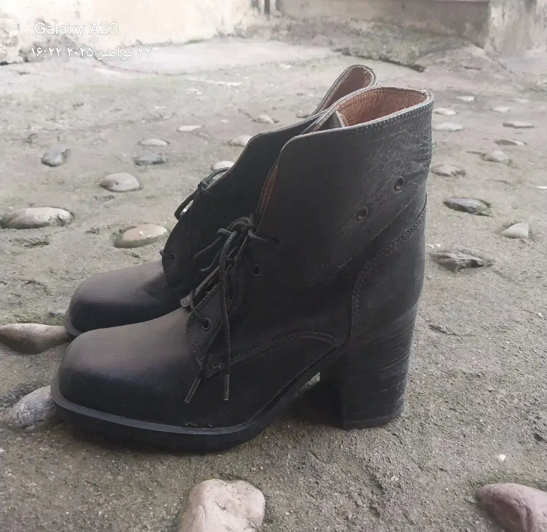 کفش نو هستن|کیف، کفش، کمربند|صومعه‌سرا, |دیوار