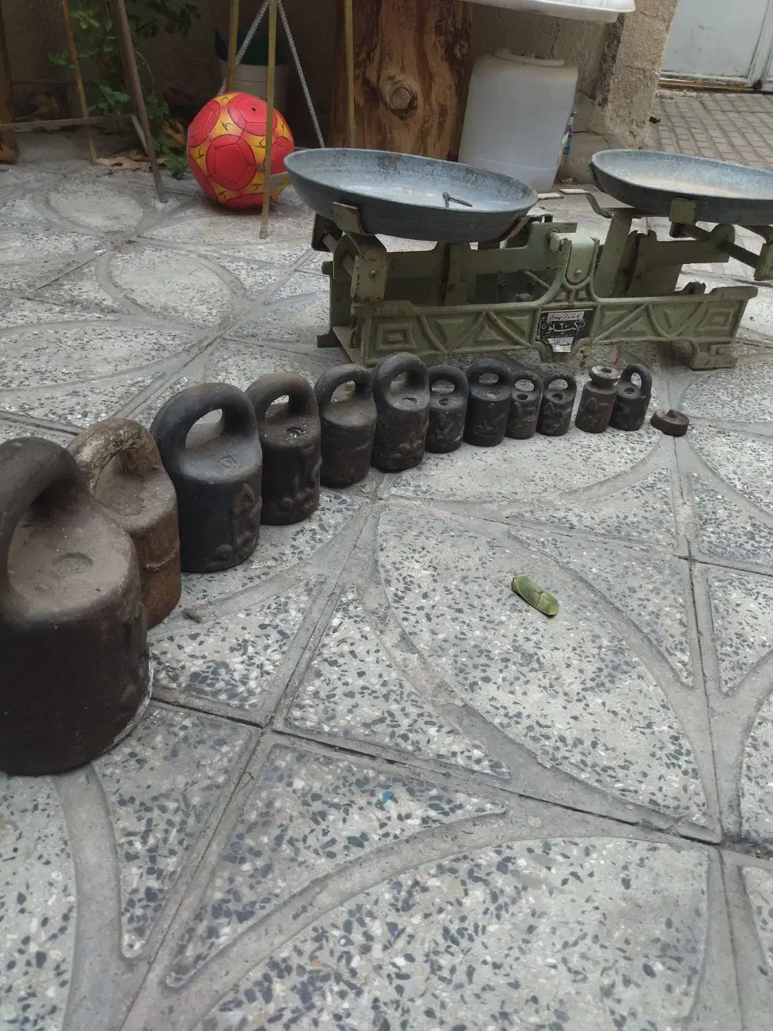 ترازو نوستالژی چدنی|کلکسیون اشیاء عتیقه|الوند, |دیوار