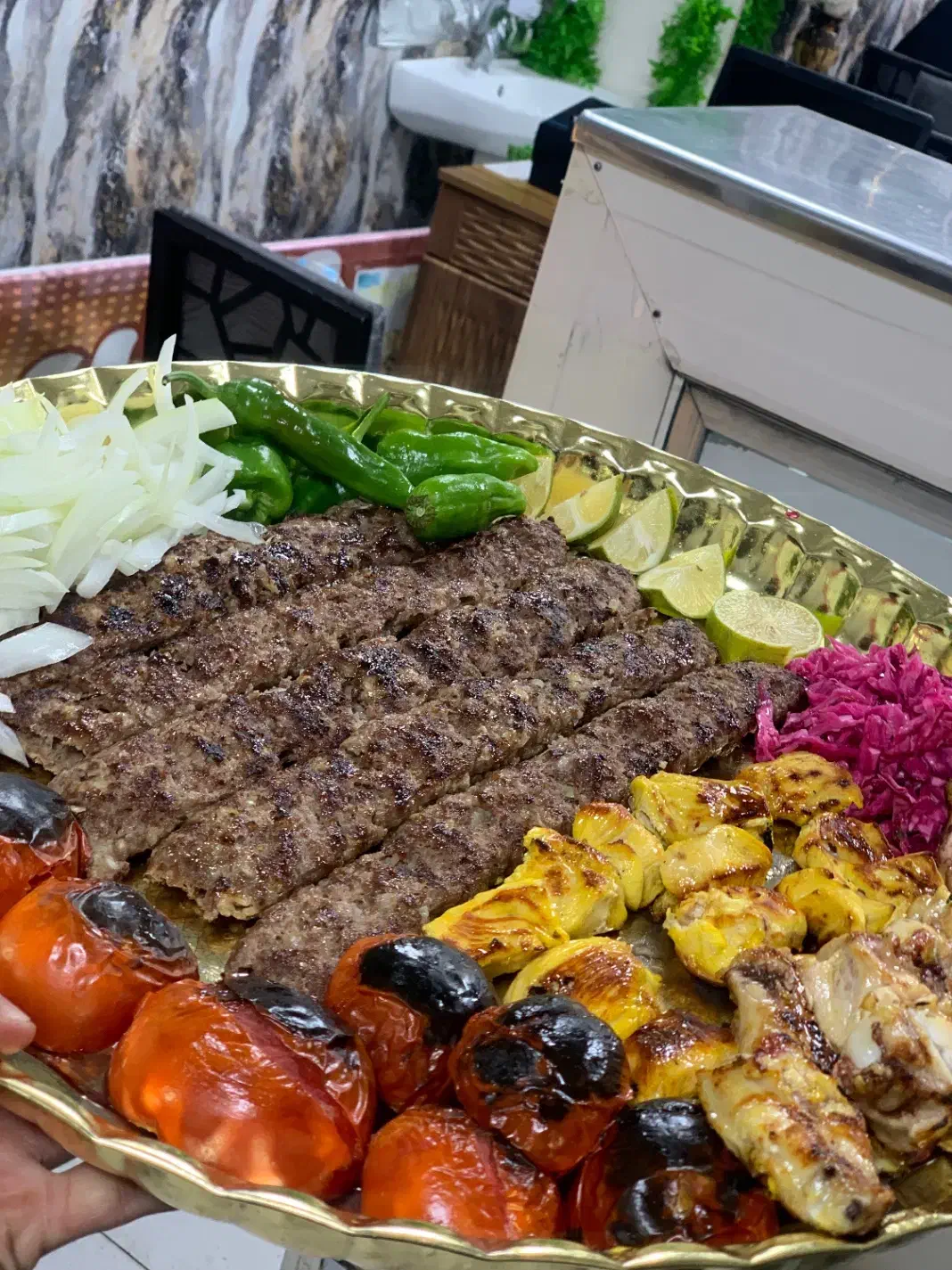 به چند نفر همکار د بناب کبابی ستارخان نیازمندیم|استخدام خدمات فروشگاه و رستوران|تبریز, |دیوار