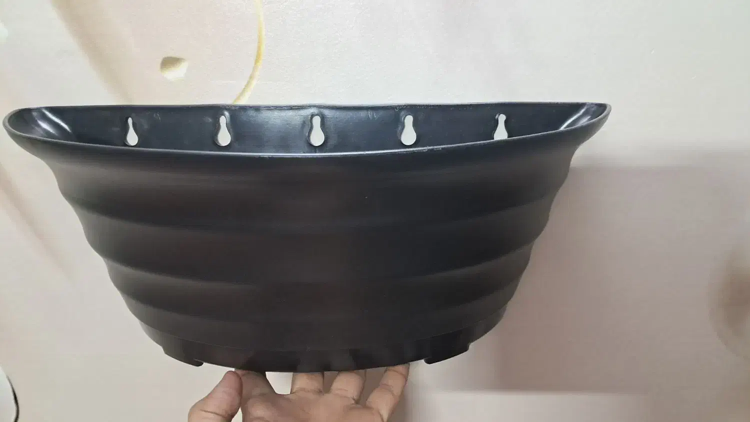 گلدان دیواری پلاستیکی|گل و گیاه طبیعی|قم, باغ پنبه|دیوار