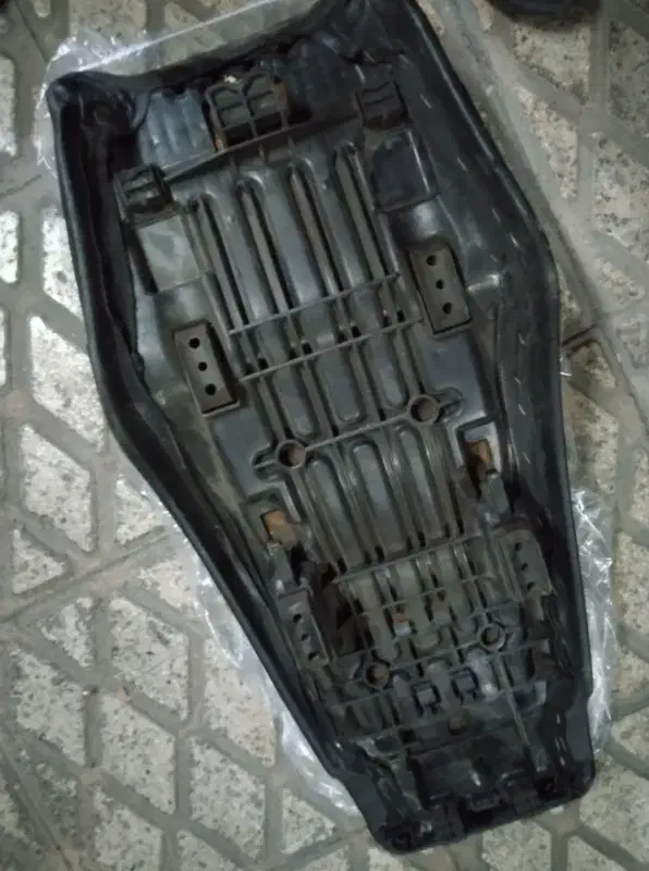 زین موتور آپاچی ۱۸۰ فابریک سالم|قطعات یدکی و لوازم جانبی|تهران, ورزشگاه آزادی|دیوار