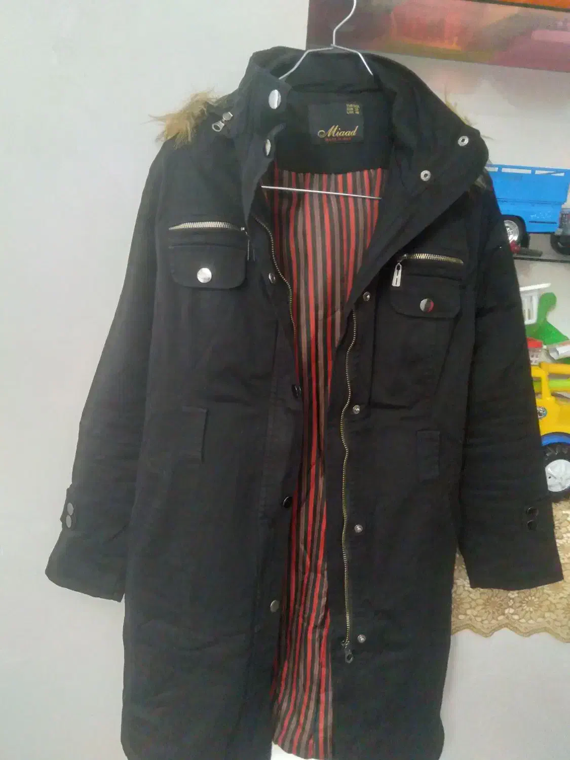 کاپشن.مانتو|لباس|اهر, |دیوار