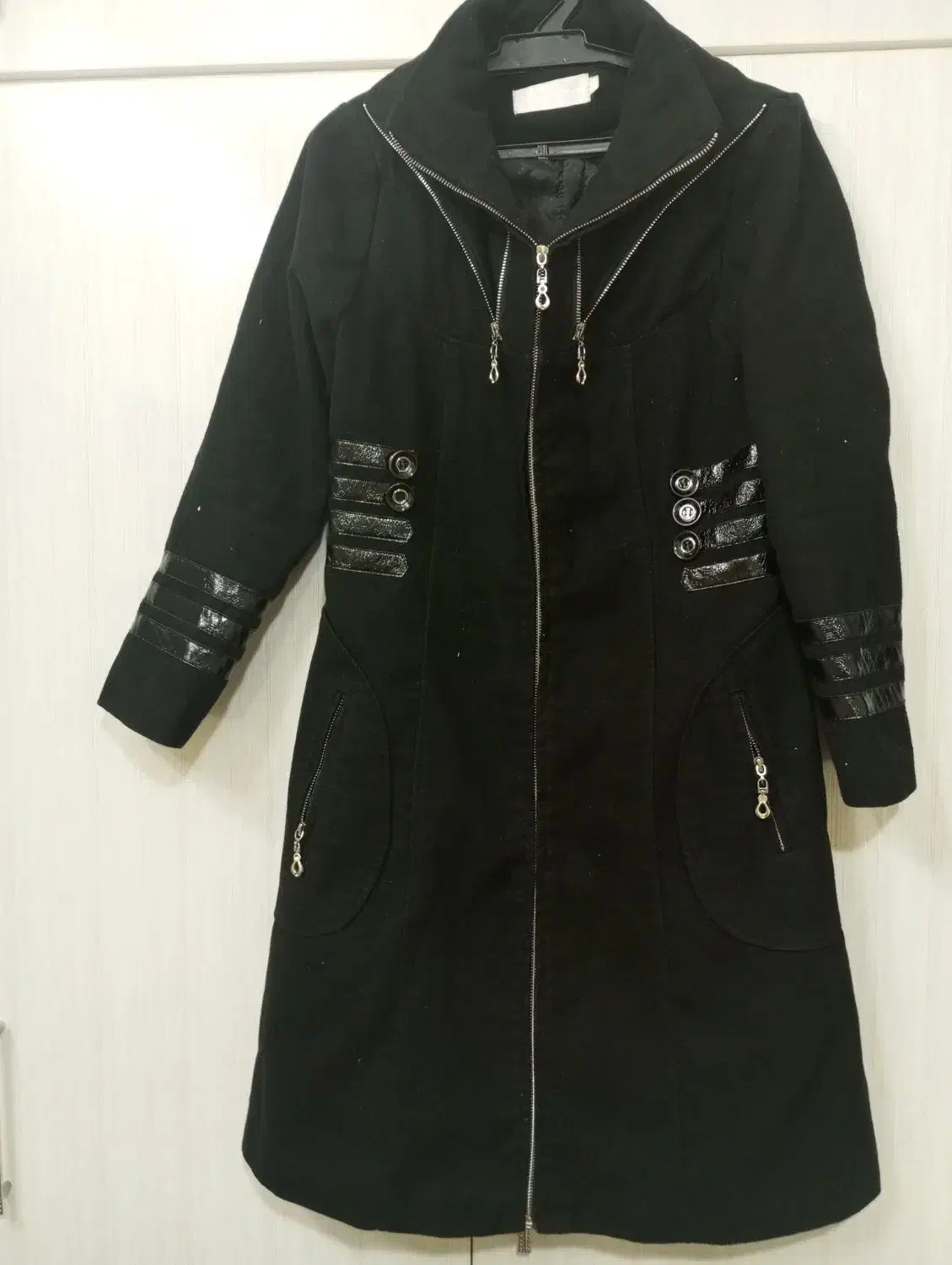 پالتو مشکی|لباس|نیشابور, دارایی|دیوار