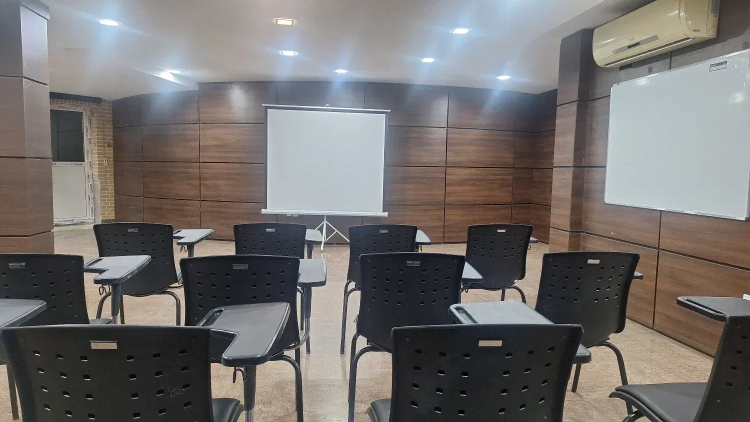 اجاره سالن همایش/ ساعتی روزانه و غیره/معالی آباد|اجارهٔ کوتاهمدت دفتر کار و فضای آموزشی|شیراز, معالیآباد|دیوار