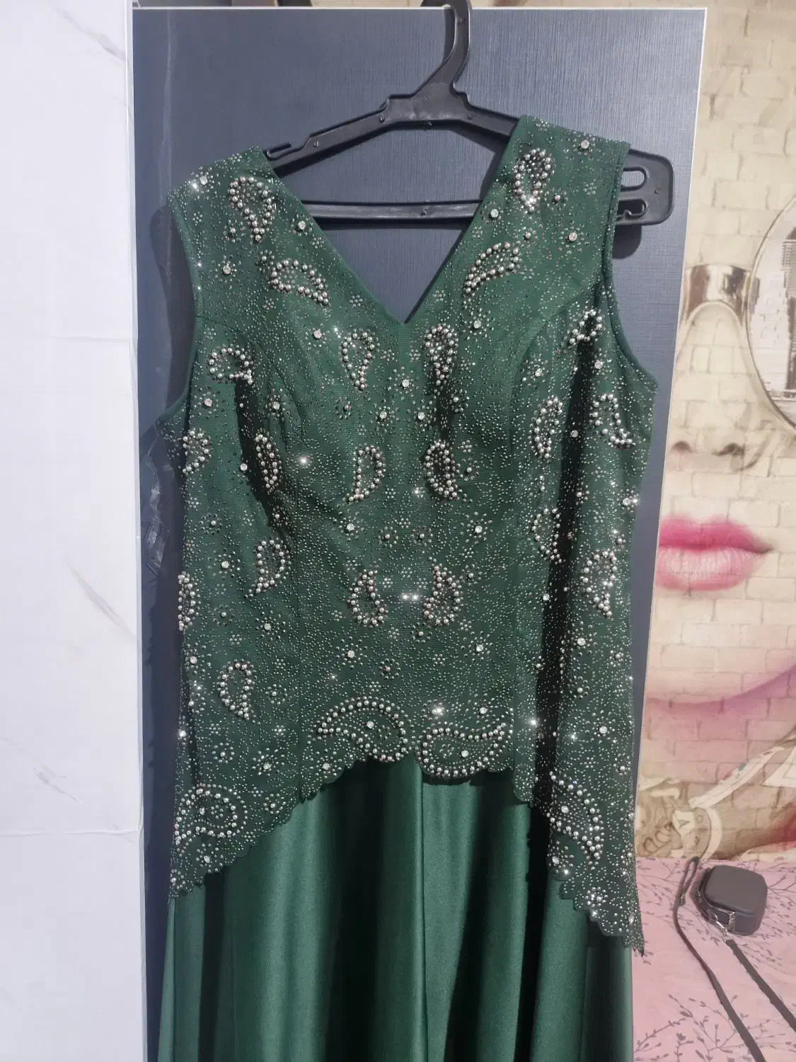 لباس مجلسی|لباس|قم, وادی السلام|دیوار