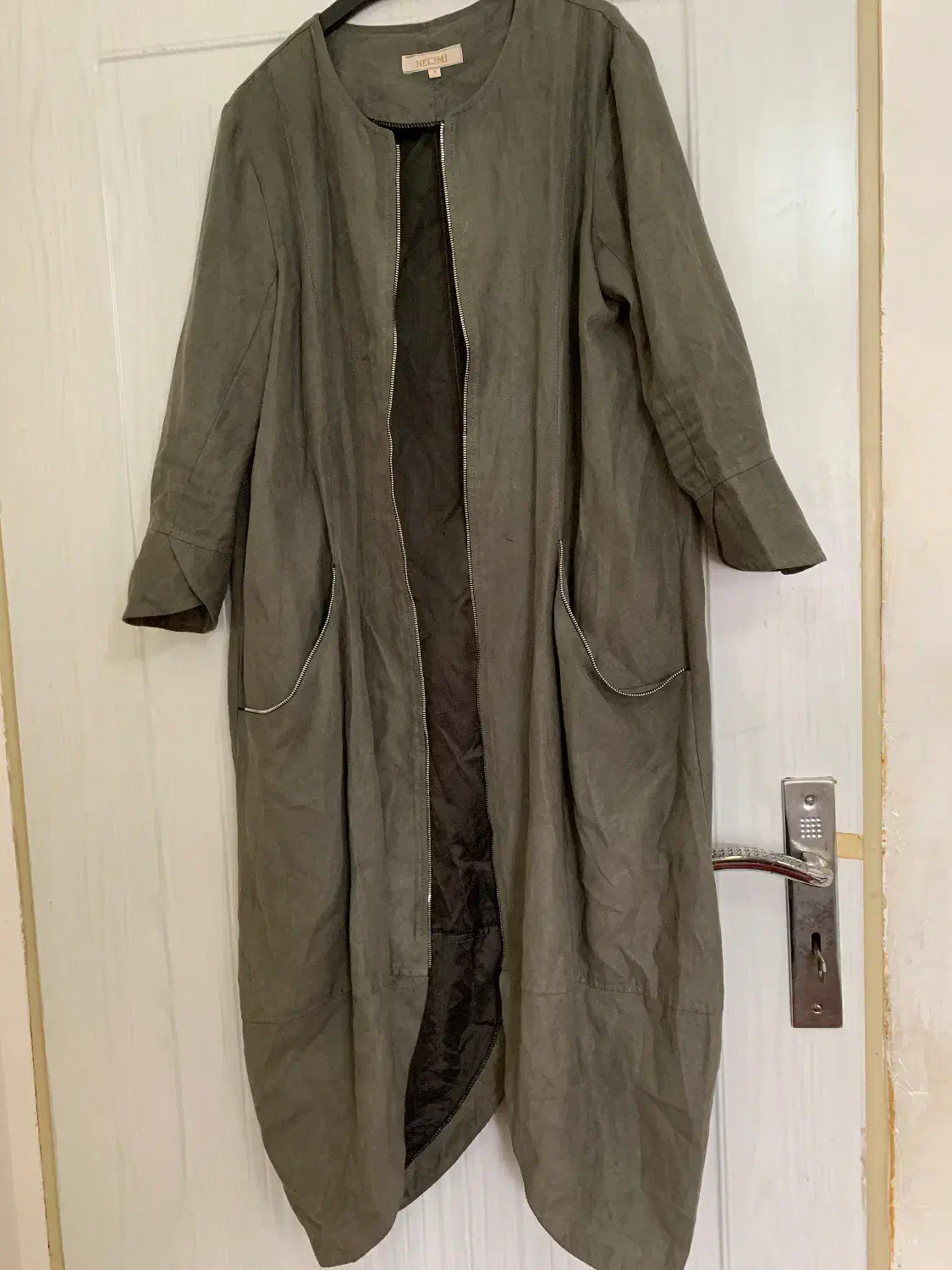 بارونی بلند|لباس|صومعه‌سرا, |دیوار