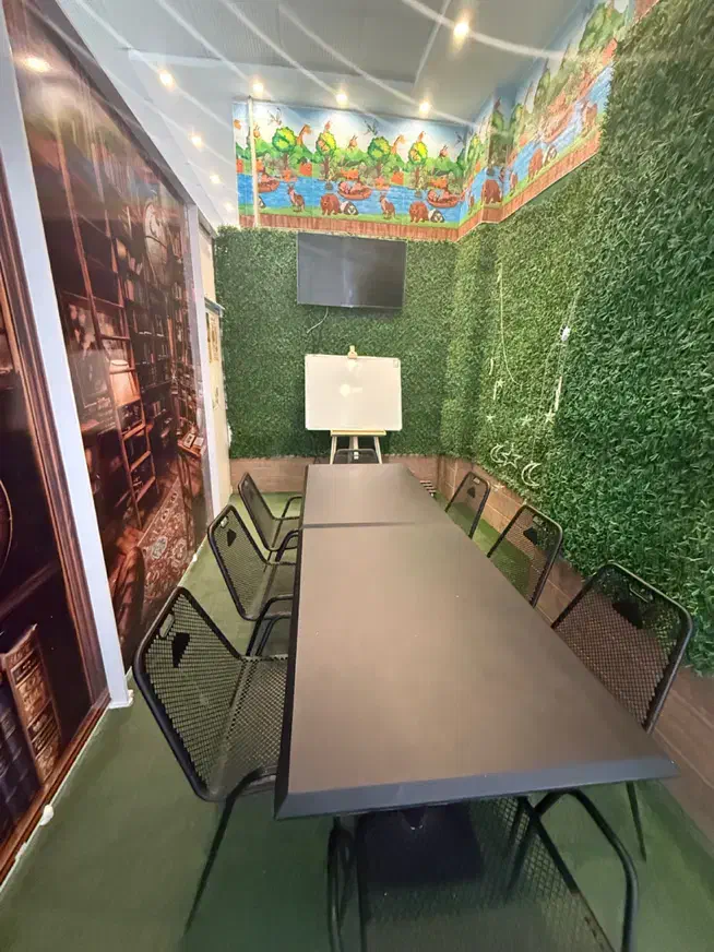 اجاره کلاس و اتاق|اجارهٔ کوتاه‌مدت دفتر کار و فضای آموزشی|شیراز, ریشمک|دیوار