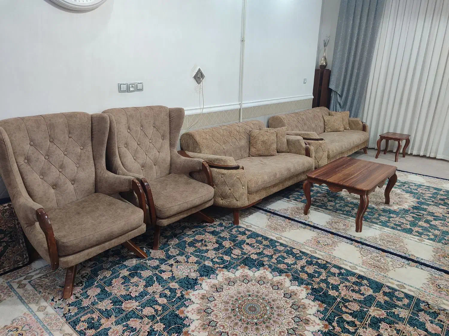 مبل راحتی همراه یک جلومبلی بزرگ و دوکوچک|مبلمان خانگی و میز عسلی|لالجین, |دیوار