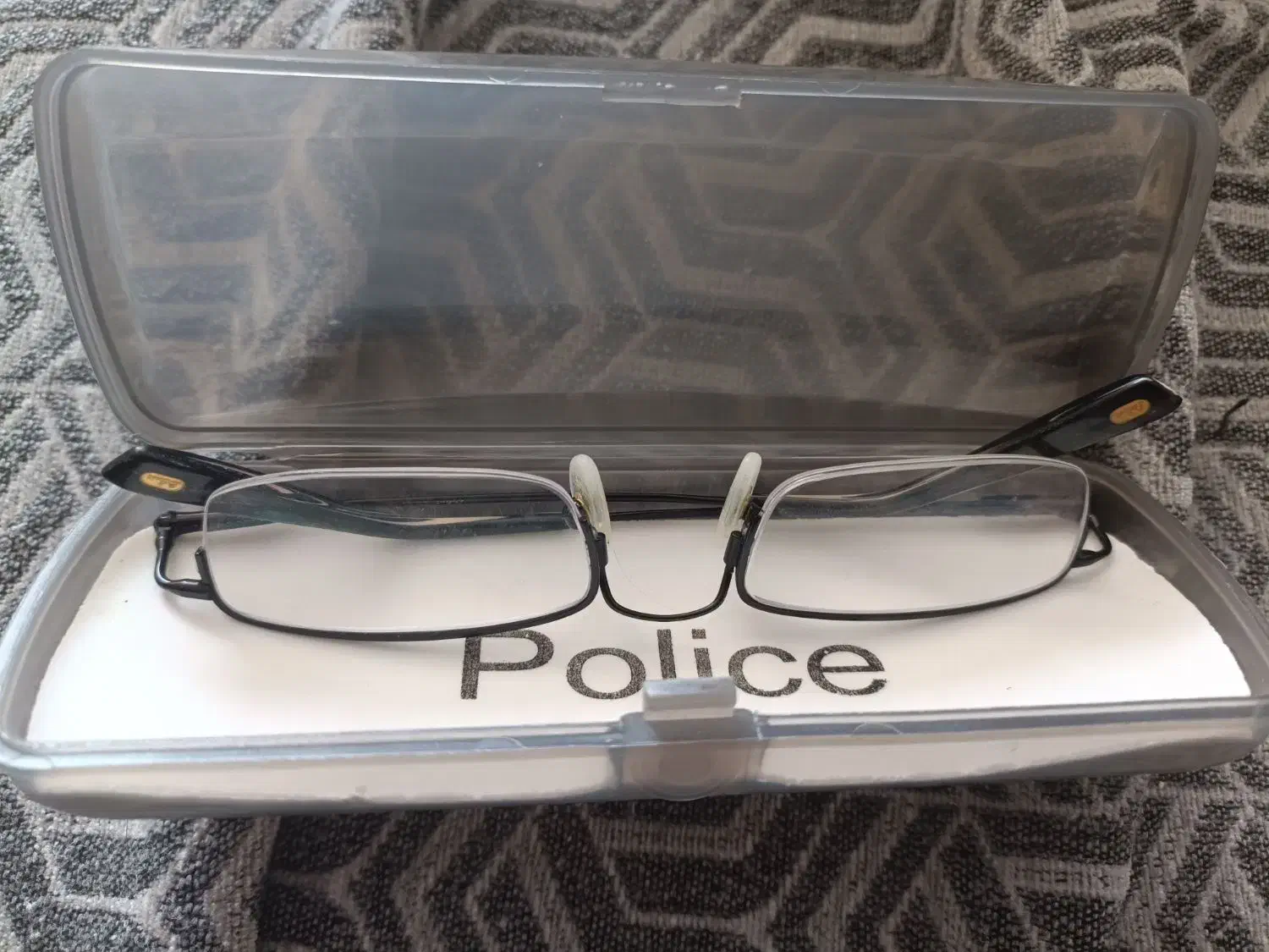 یک عدد عینک با جلد پیدا شده|اشیا|شیراز, قدوسی شرقی|دیوار