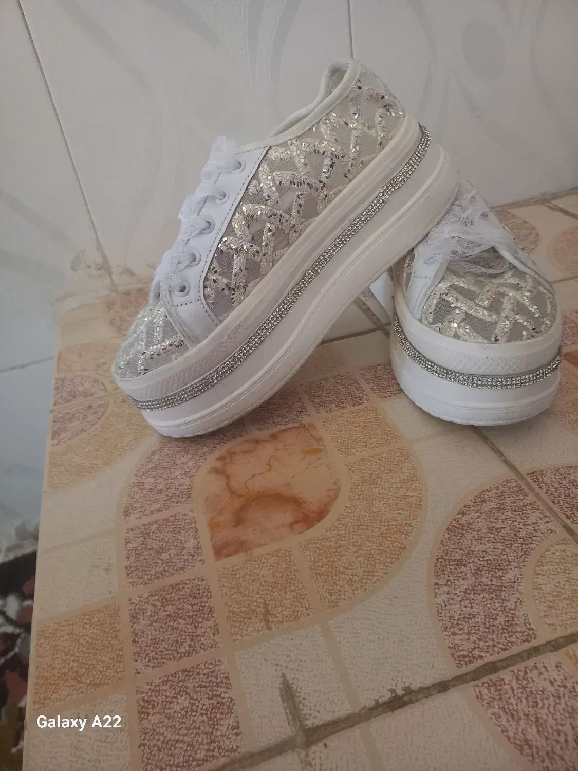 کتونی شیک|کیف، کفش، کمربند|زند, |دیوار