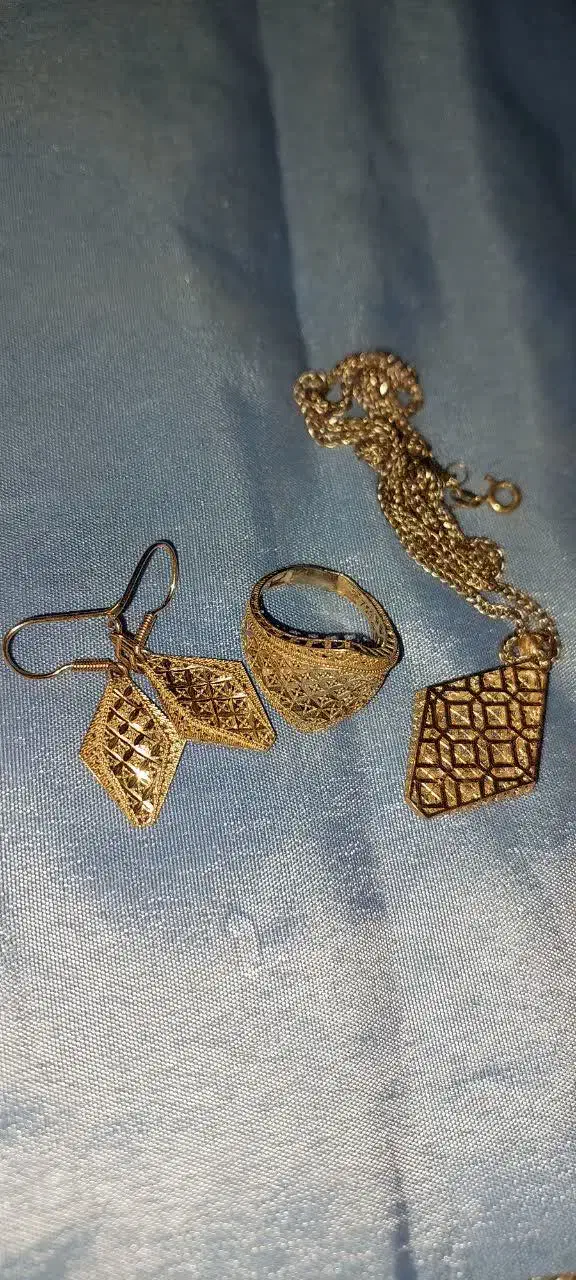 نیم ست طلا ۱۸ عیار ۱۱ گرم و ۱۰ سوت|جواهرات|هشتگرد, شهرک وحدت|دیوار