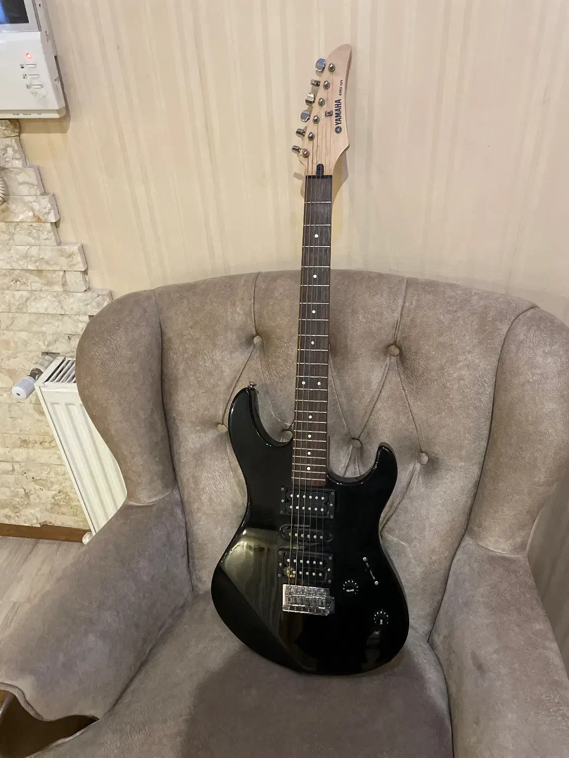 گیتار الکتریک یاماها مدل ۱۲۱|گیتار، بیس، امپلیفایر|رشت, گلسار|دیوار