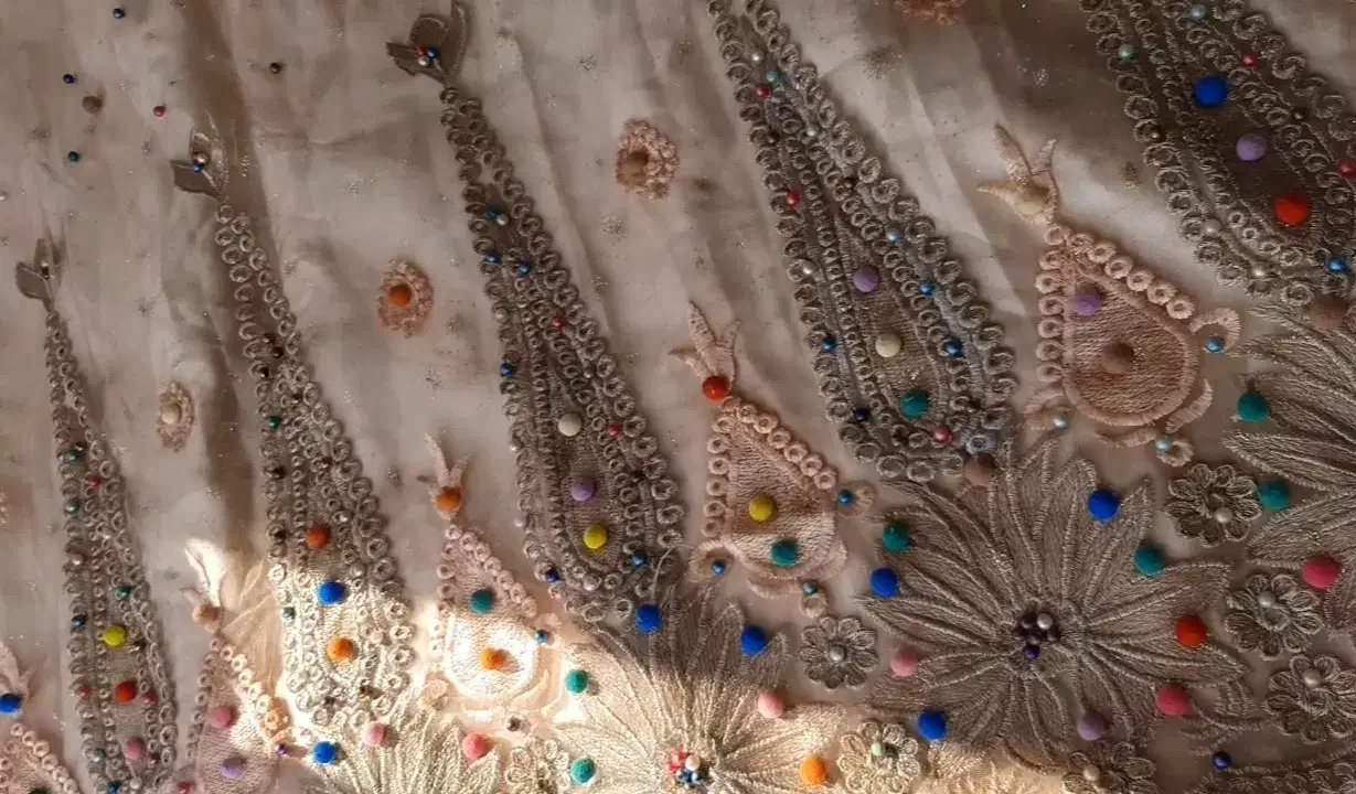 لباس رنگ کرم|لباس|فلارد, |دیوار