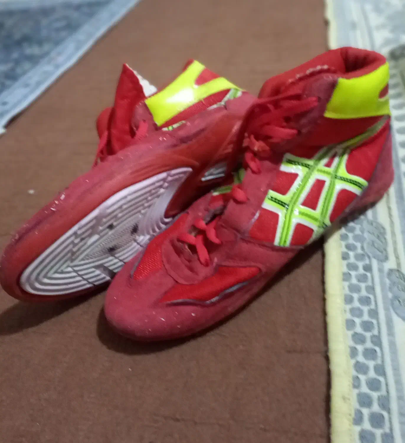 کفش|کیف، کفش، کمربند|شاهین دژ, |دیوار