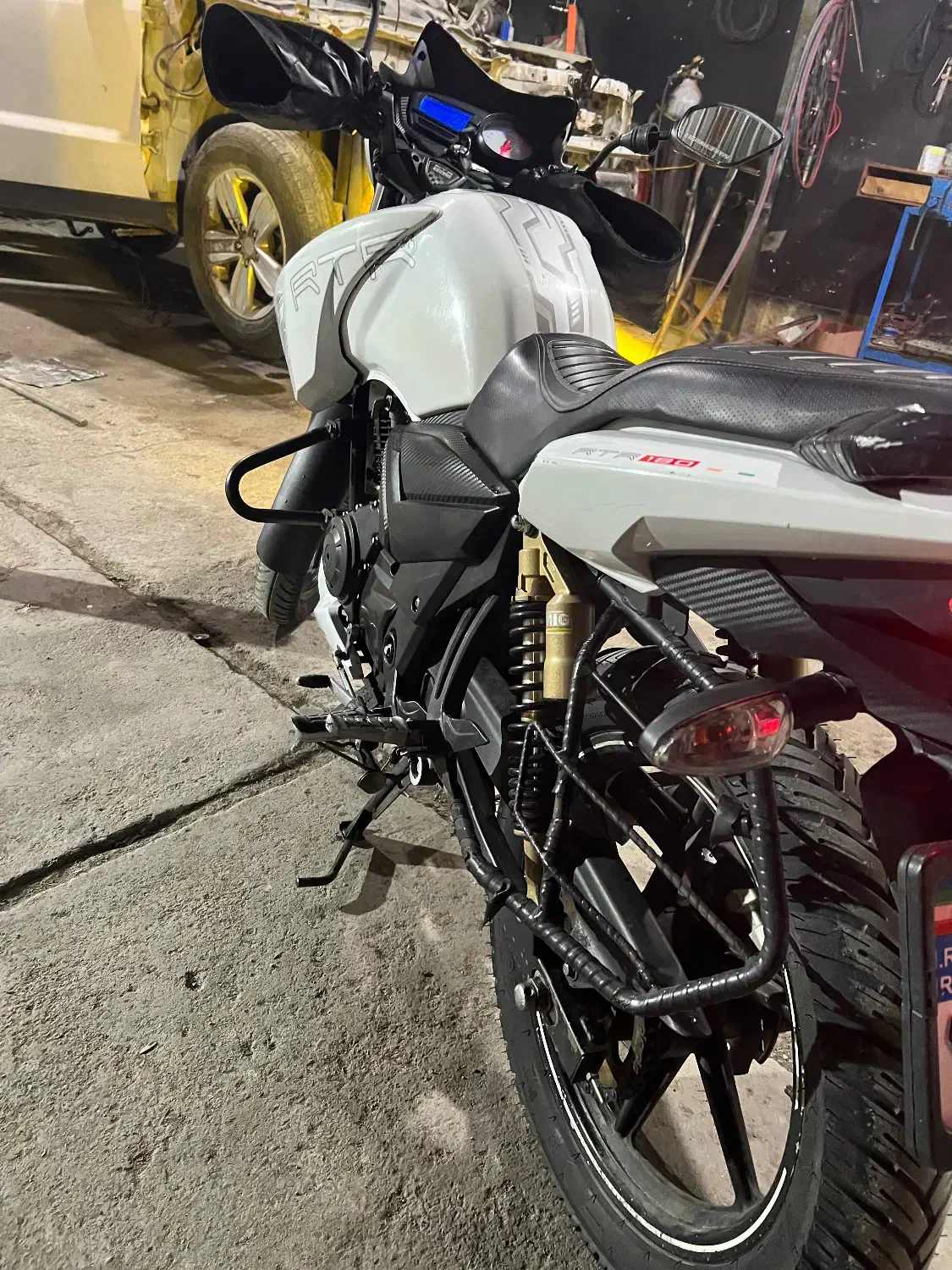 اپاچی سفید ۱۸۰ کم کارکرد مدل۹۵|موتورسیکلت|تهران, شهرک استقلال|دیوار