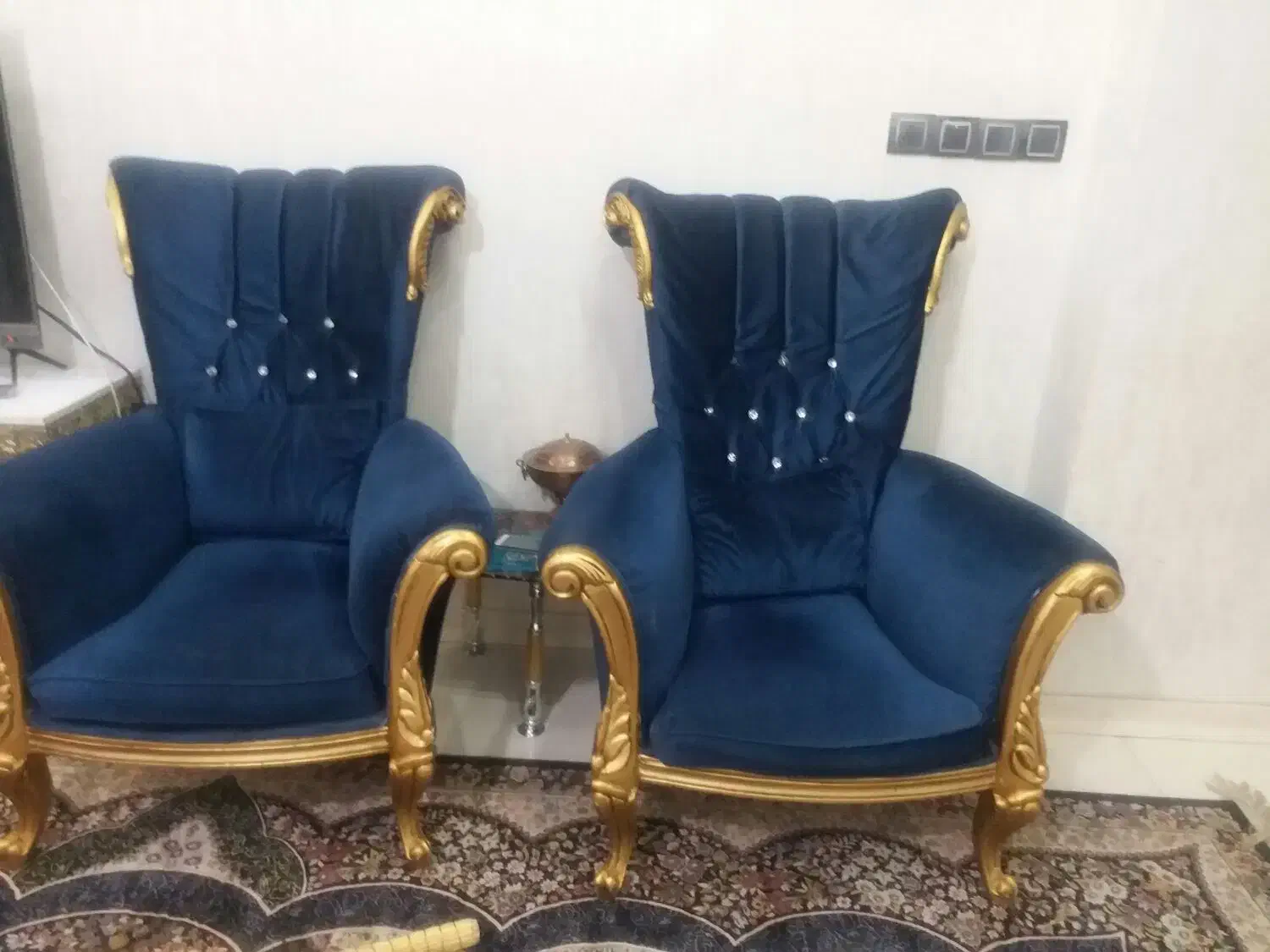 مبل نیمه سلطنتی ،همراه میز عسلی و کوسن ها|مبلمان خانگی و میز عسلی|قوچان, |دیوار