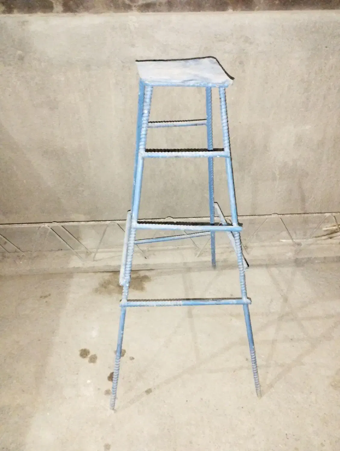 چهار پایه آهنی|صندلی و نیمکت|شوط, |دیوار